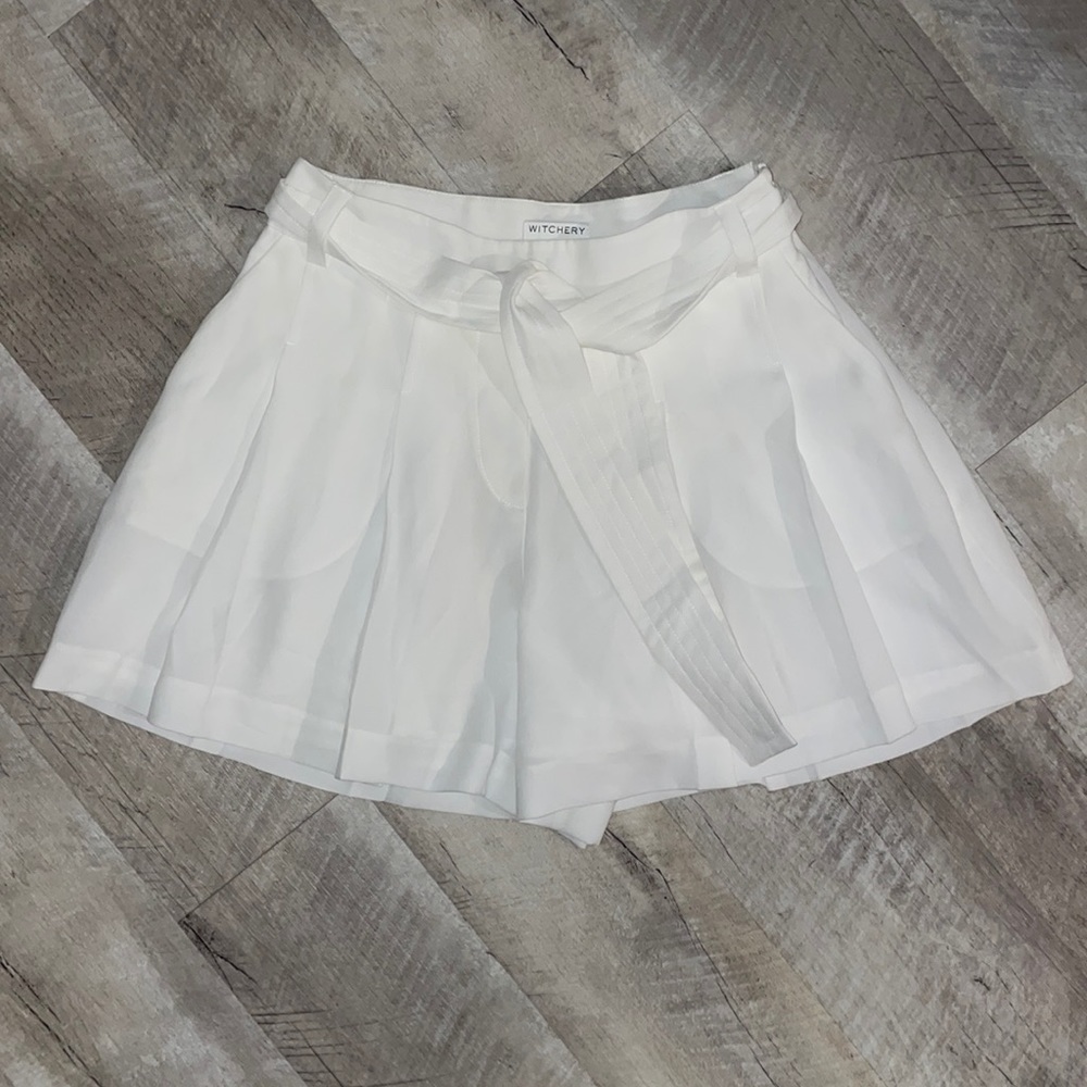NEW WITHOUT TAGS. Witchery off white shorts